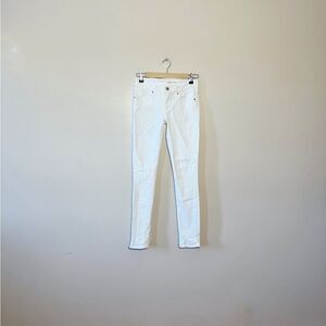 SALE! White Levi’s 711 Skinny Jeans Size 25 EUC